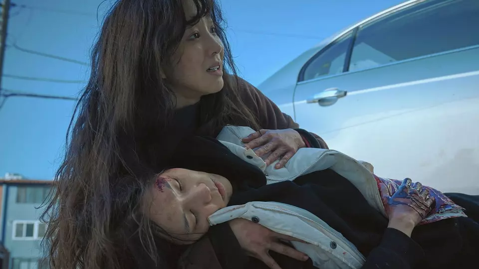 Женщина на белой машине